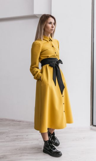 geltona marskiniu tipo suknele brandzioms moterims su juodomis detalemis