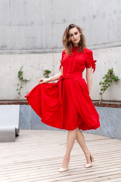 elegantiska ryskiai raudona midi suknele moterims trumpomis rankovemis