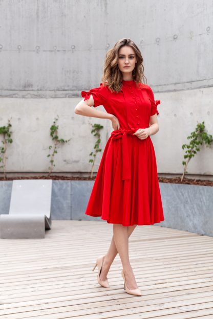 elegantiska ryskiai raudona midi suknele moterims trumpomis rankovemis